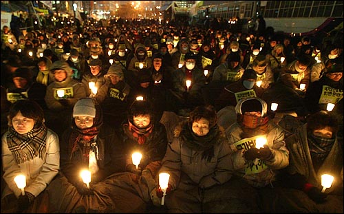 지난 2004년 12월 31일 국가보안법 연내 폐지가 무산된 가운데 마지막 촛불문화제가 여의도 국회앞에서 국가보안법폐지국민단식농성단과 시민단체 회원들이 참석한 가운데 열렸다.